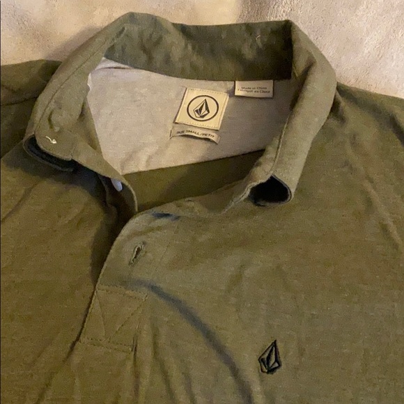 Two Volcom Men Shirts - Picture 4 of 4